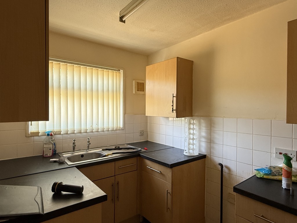Lot: 45 - BUNGALOW FOR IMPROVEMENT - Kitchen in Bungalow in Need of Improvement